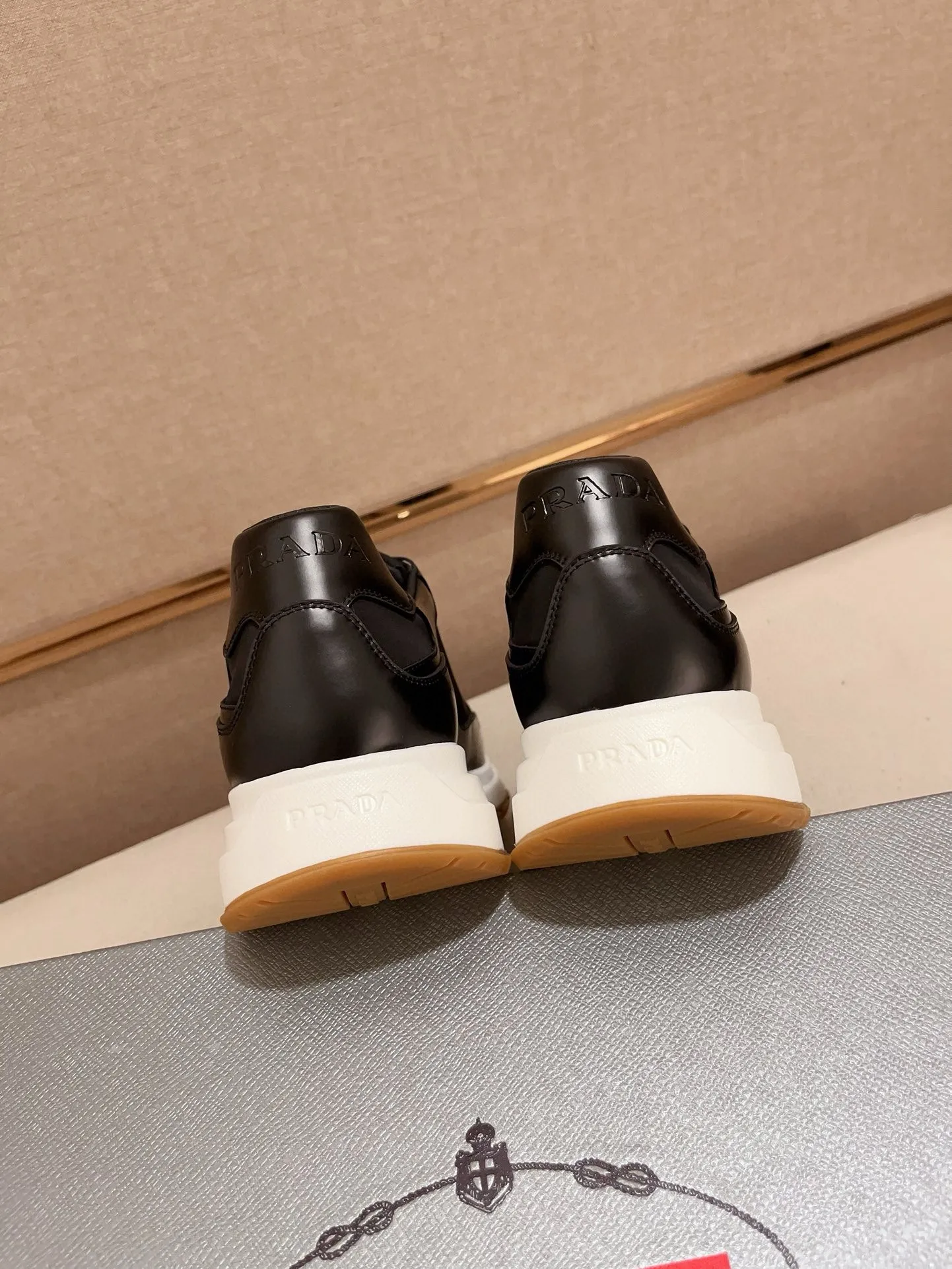 Men's Men's Shoes 💰 580💰 ✔️✔️✔️High-quality new PRADA (Prada) counters are launched simultaneously. The new men's shoes and 😘fabric are made of selected first-layer cowhide and technological glue-spraying technology. Lining: Full cowhide lining. 👍🏿High-end☄️Open-molded non-slip rubber outsole, exquisite lines, simple and elegant, comfortable and high-end for leisure travel. Code number: 38 to 44 (can be customized to 45, non-refundable!